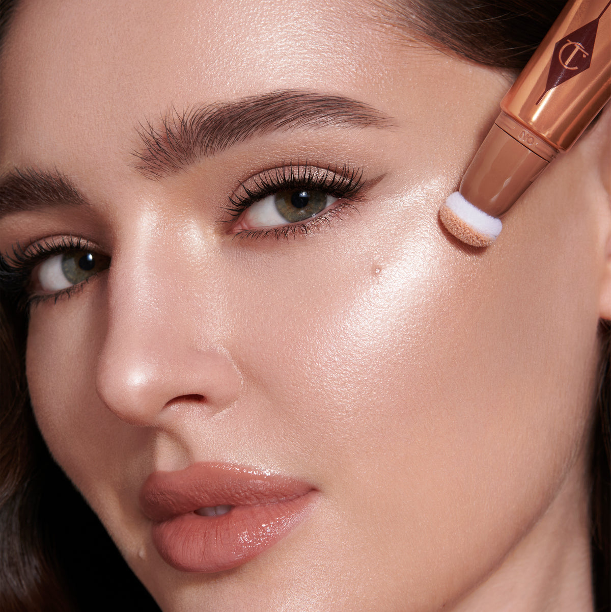 Iluminador Líquido Beauty Highlighter Wand — Charlotte Tilbury
