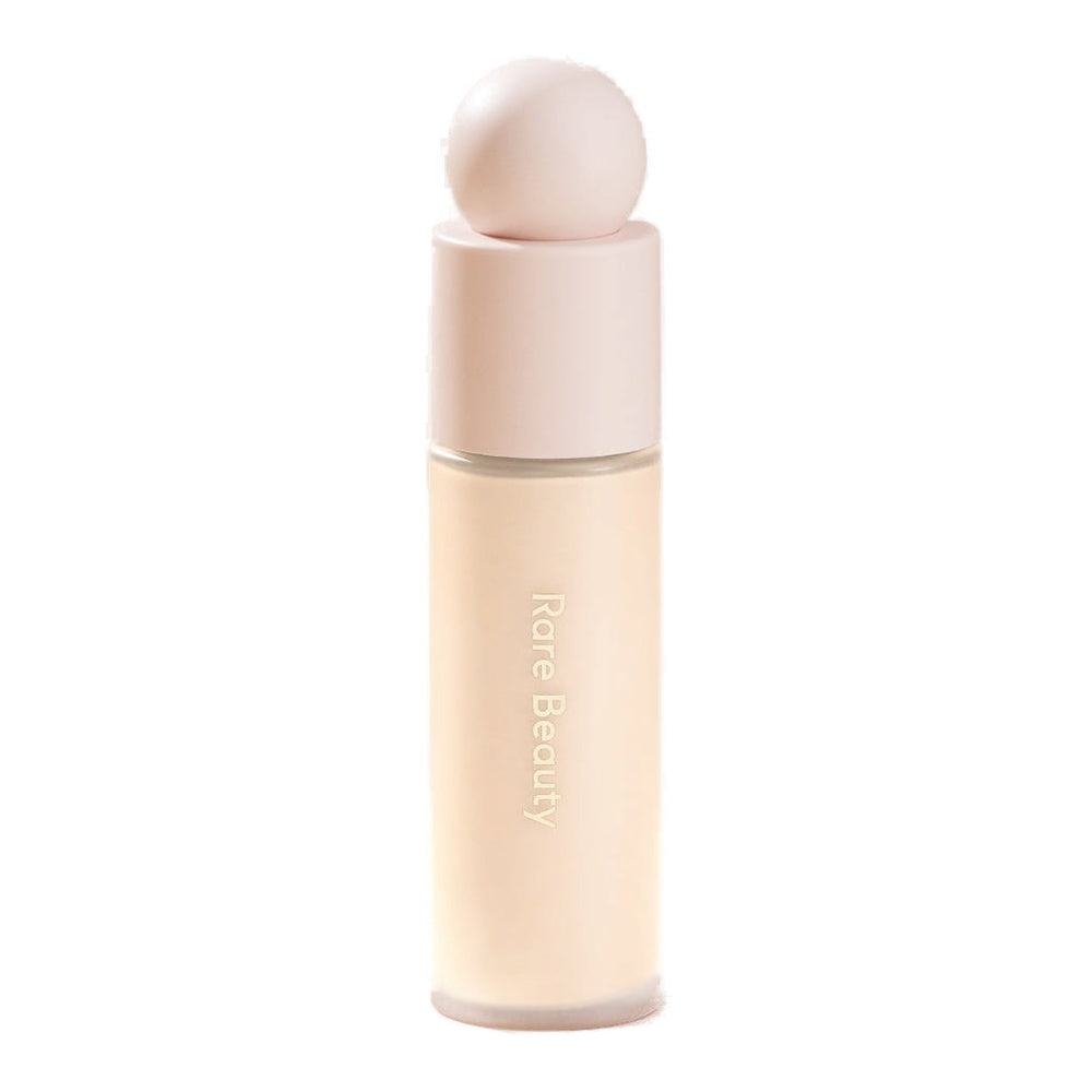 Base Liquid Touch Weightless de Rare Beauty, tono 100W