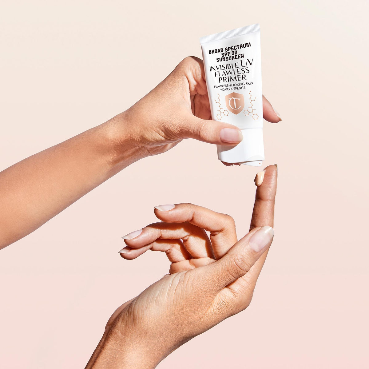 Prebase Invisible UV Flawless en la mano