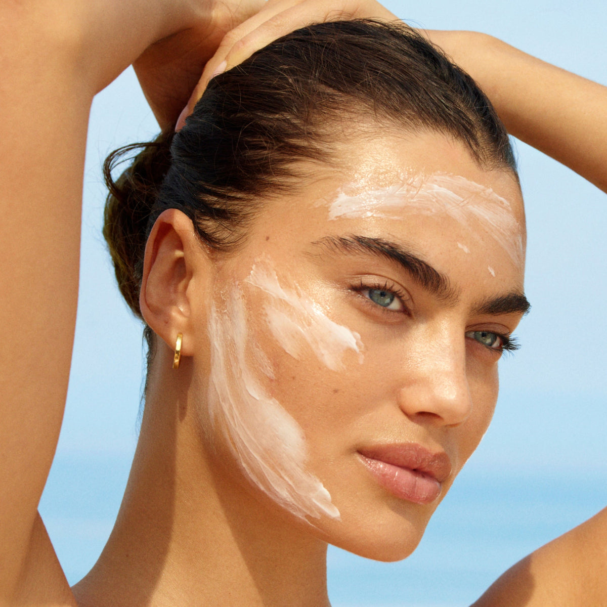 Modelo aplicando Jet Lag Mask Summer Fridays