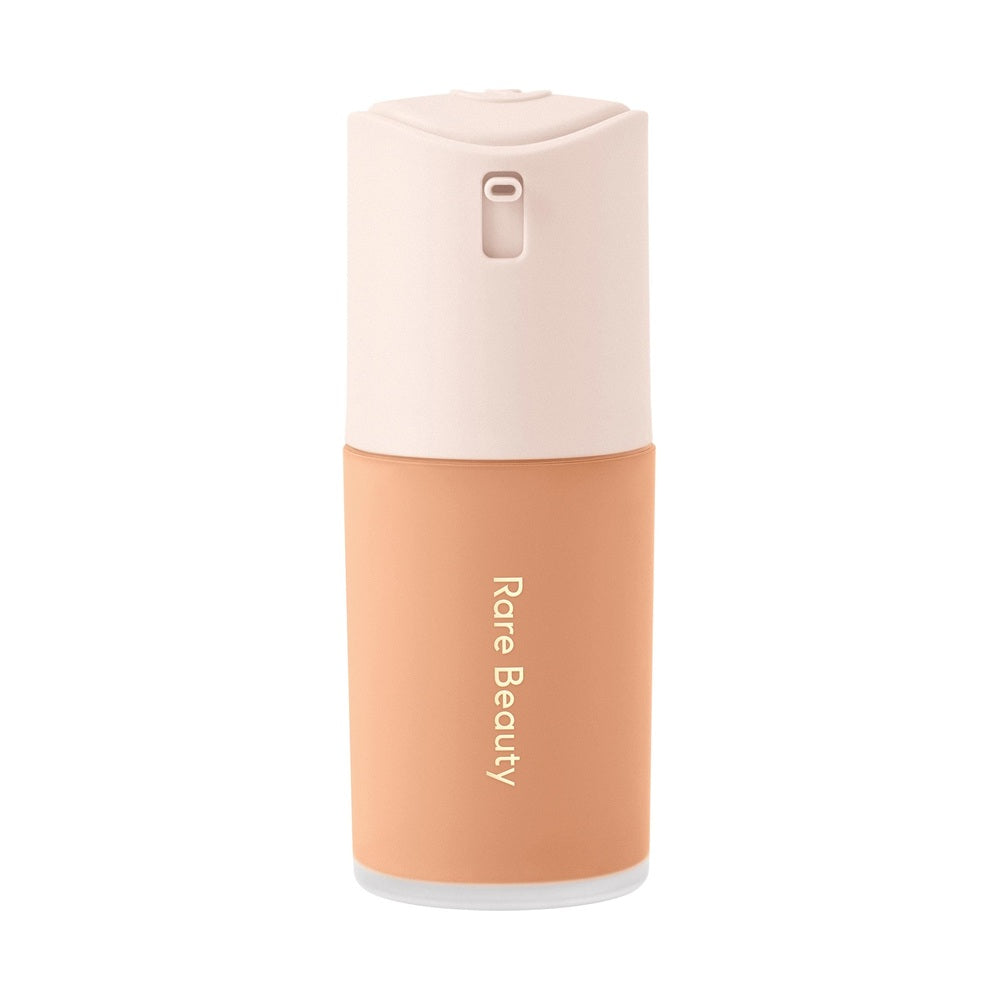 Base True to Myself de Rare Beauty, tono 17 Light Medium Cool