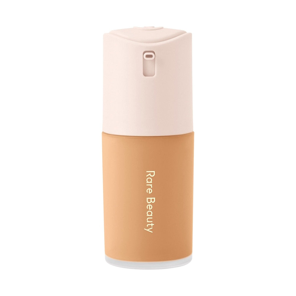 Base True to Myself de Rare Beauty, tono 18 Light Medium Neutral