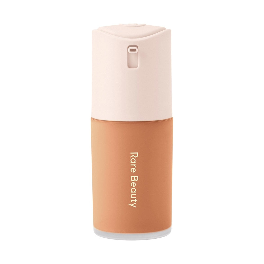 Base True to Myself de Rare Beauty, tono 28 Medium Cool