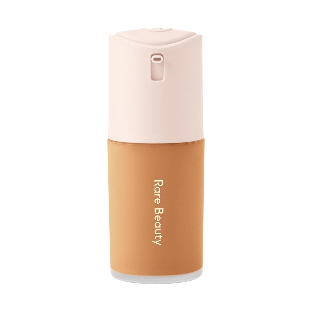 Base True to Myself de Rare Beauty, tono 29 Medium Neutral
