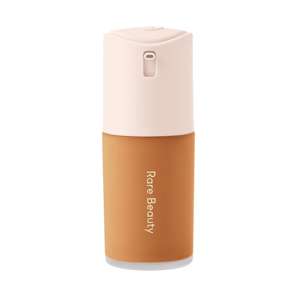 Base True to Myself de Rare Beauty, tono 36 Medium Deep Warm