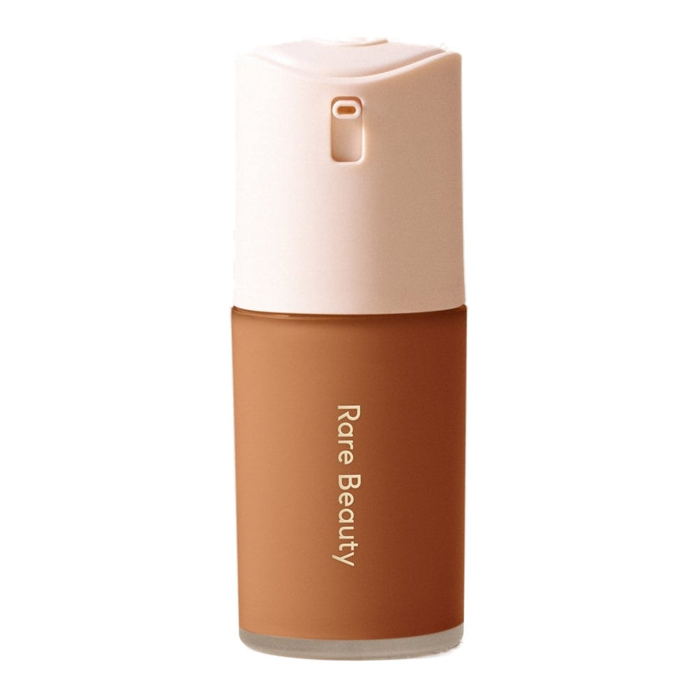 Base True to Myself de Rare Beauty, tono 37 Medium Deep Cool