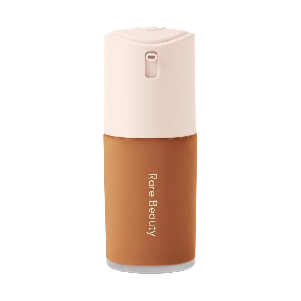 Base True to Myself de Rare Beauty, tono 38 Medium Deep Neutral