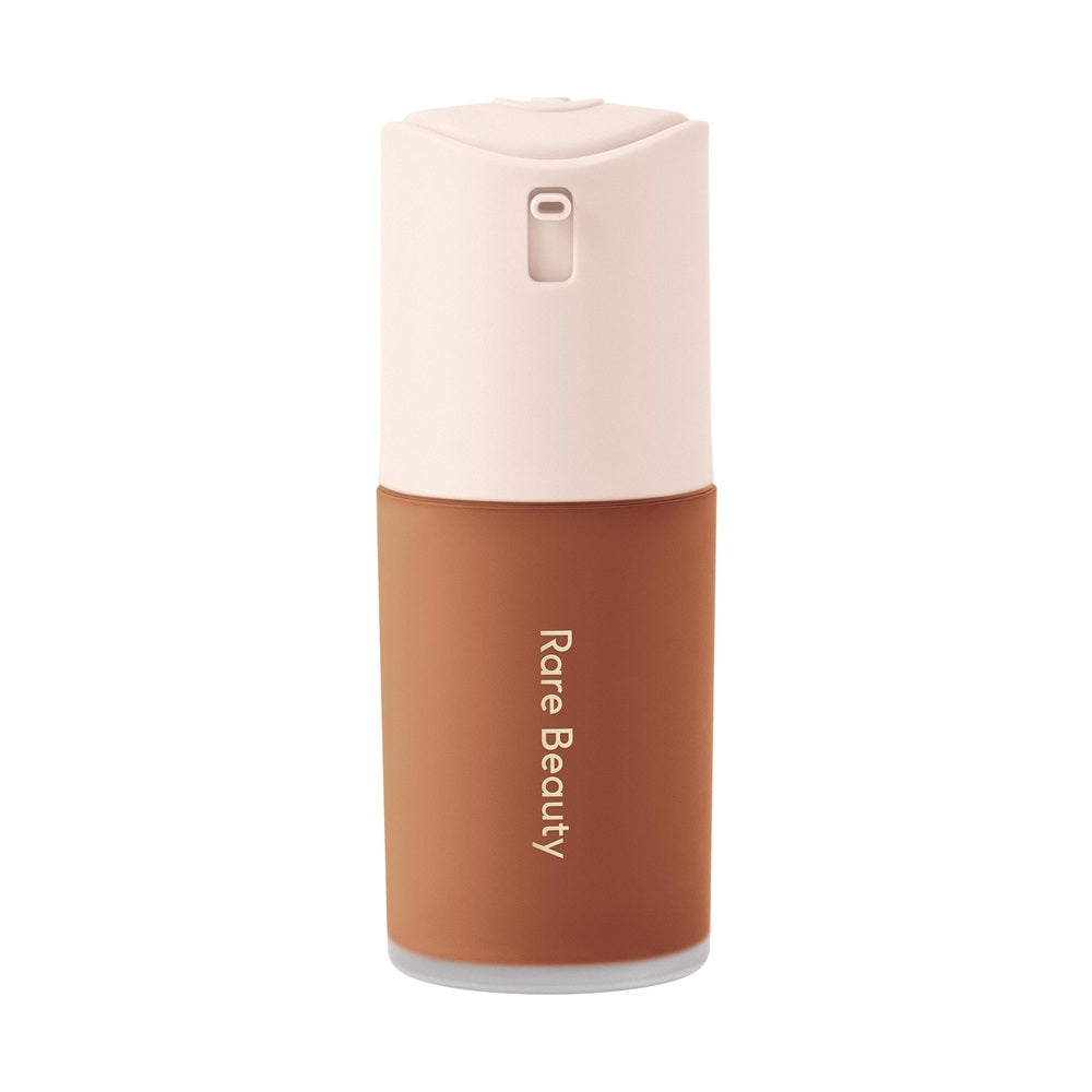 Base True to Myself de Rare Beauty, tono 40 Deep Neutral