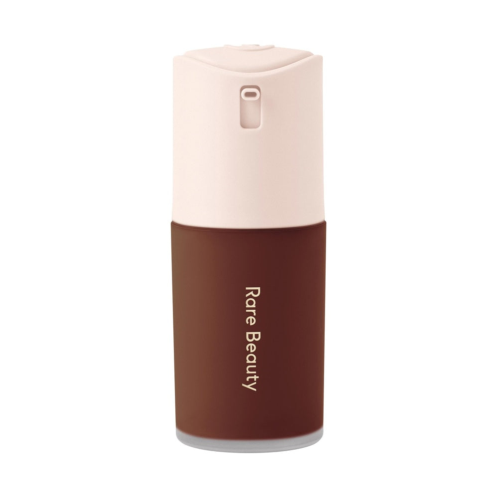 Base True to Myself de Rare Beauty, tono 46 Deep Neutral