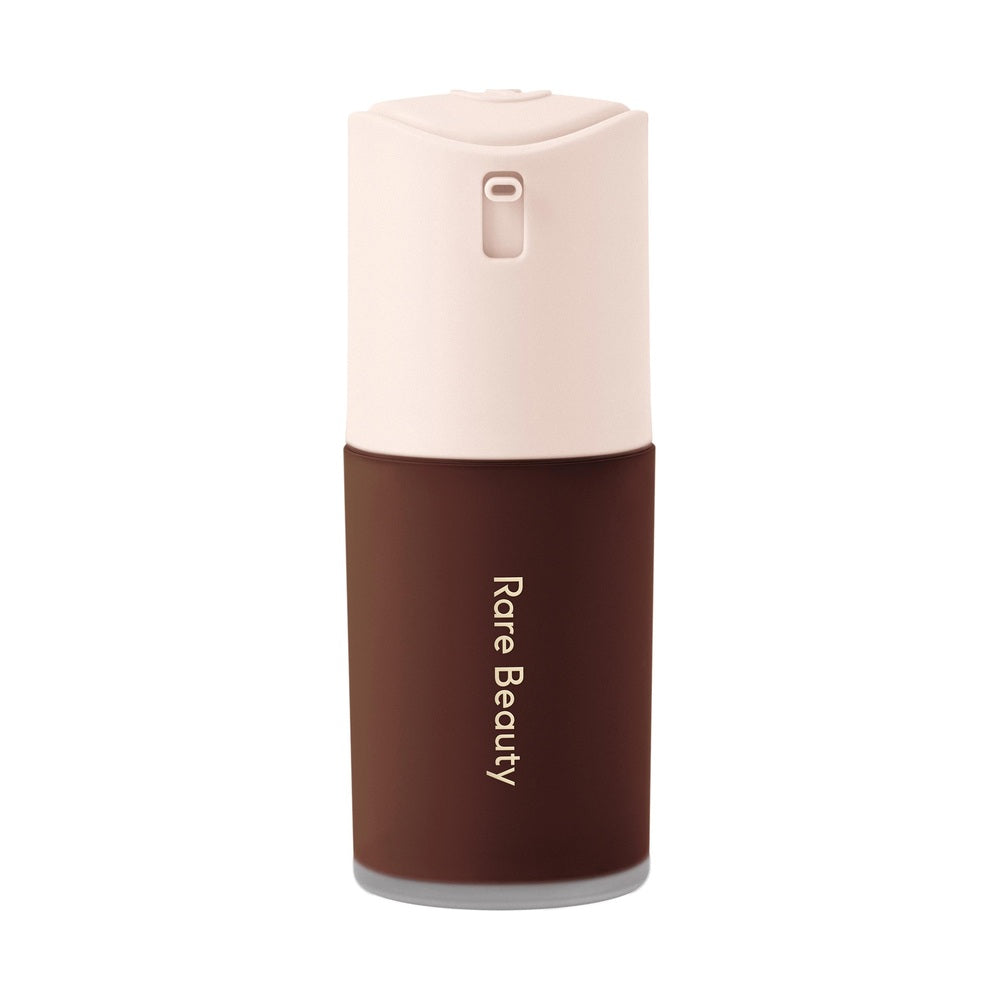 Base True to Myself de Rare Beauty, tono 47 Deep Neutral