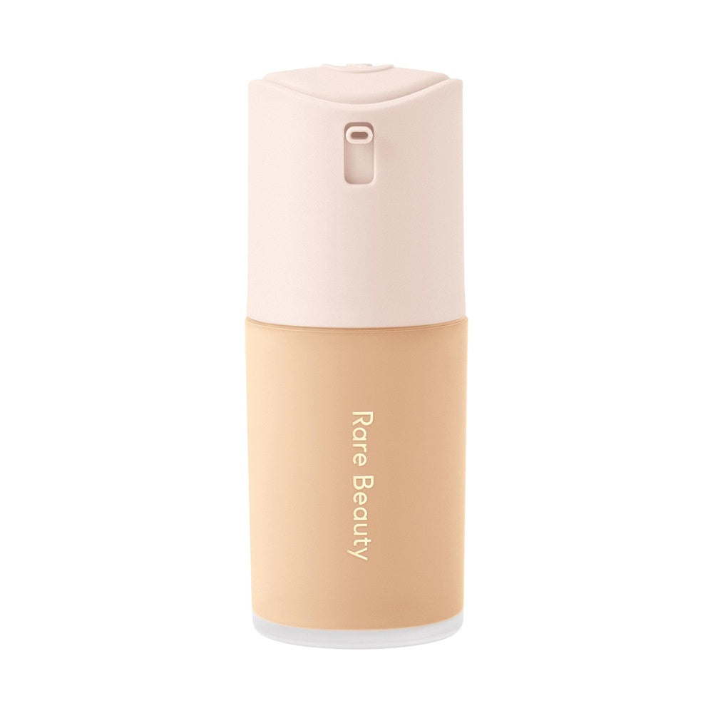 Base True to Myself de Rare Beauty, tono 7 Light Warm