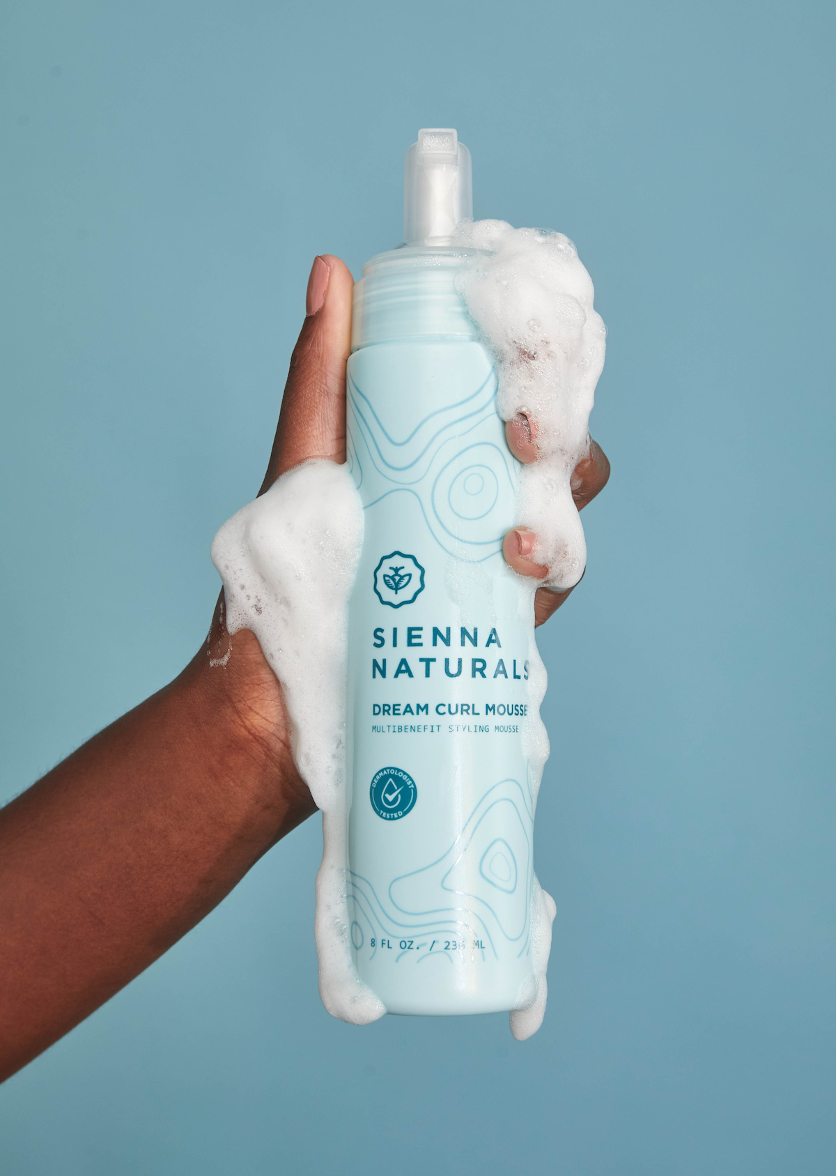 Dream Curl Mousse en la mano con espuma