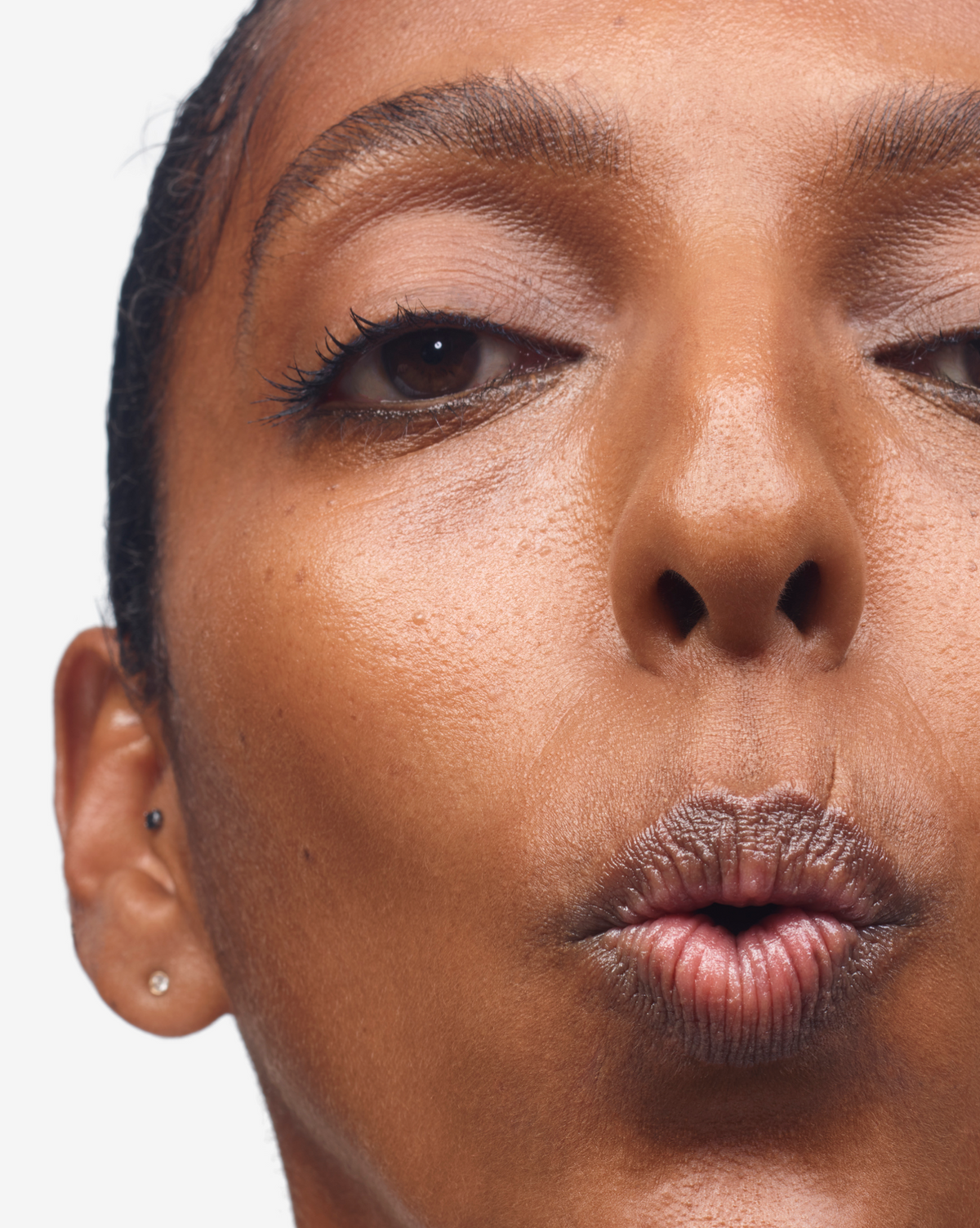 Modelo con Mango Balm Dotcom Glossier