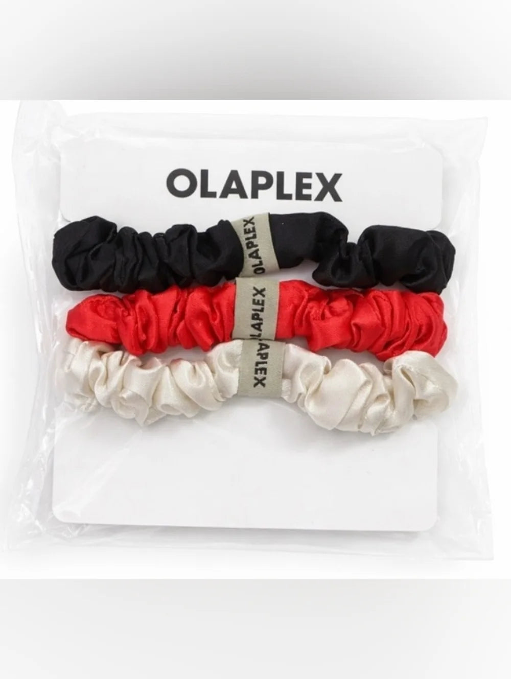 OLAPLEX Set de 3 Scrunchies Satinados – Negro, Rojo y Crema