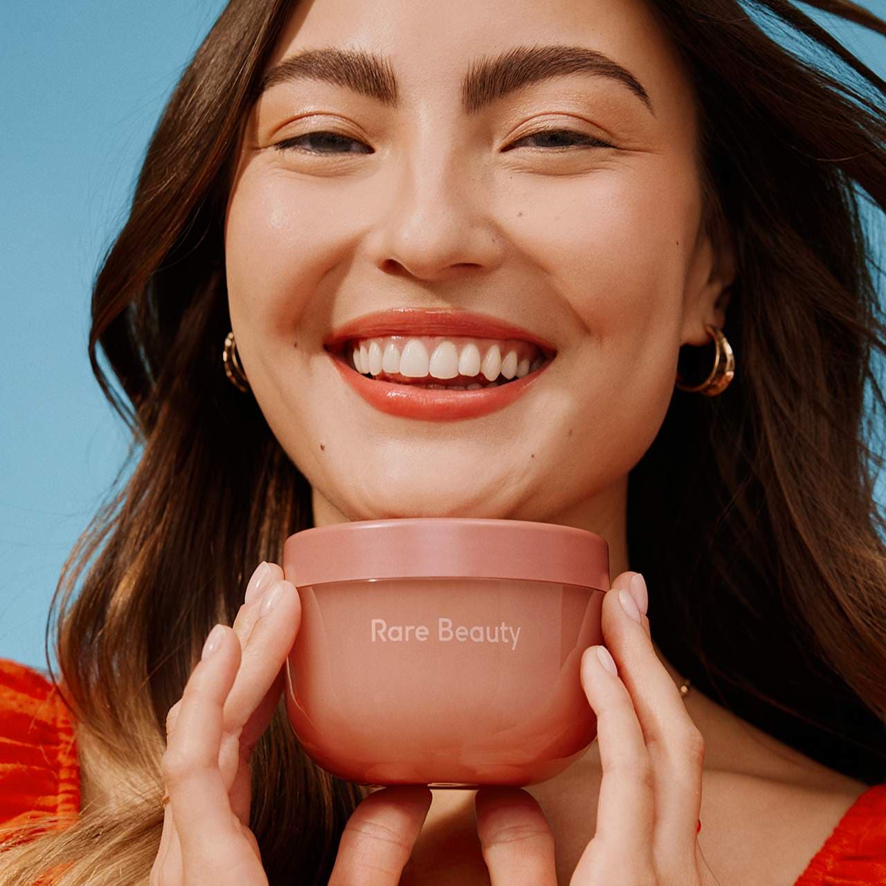Encuentre comodidad: crema corporal hinchable Awaken Confidence con ácido hialurónico — Rare Beauty by Selena Gomez