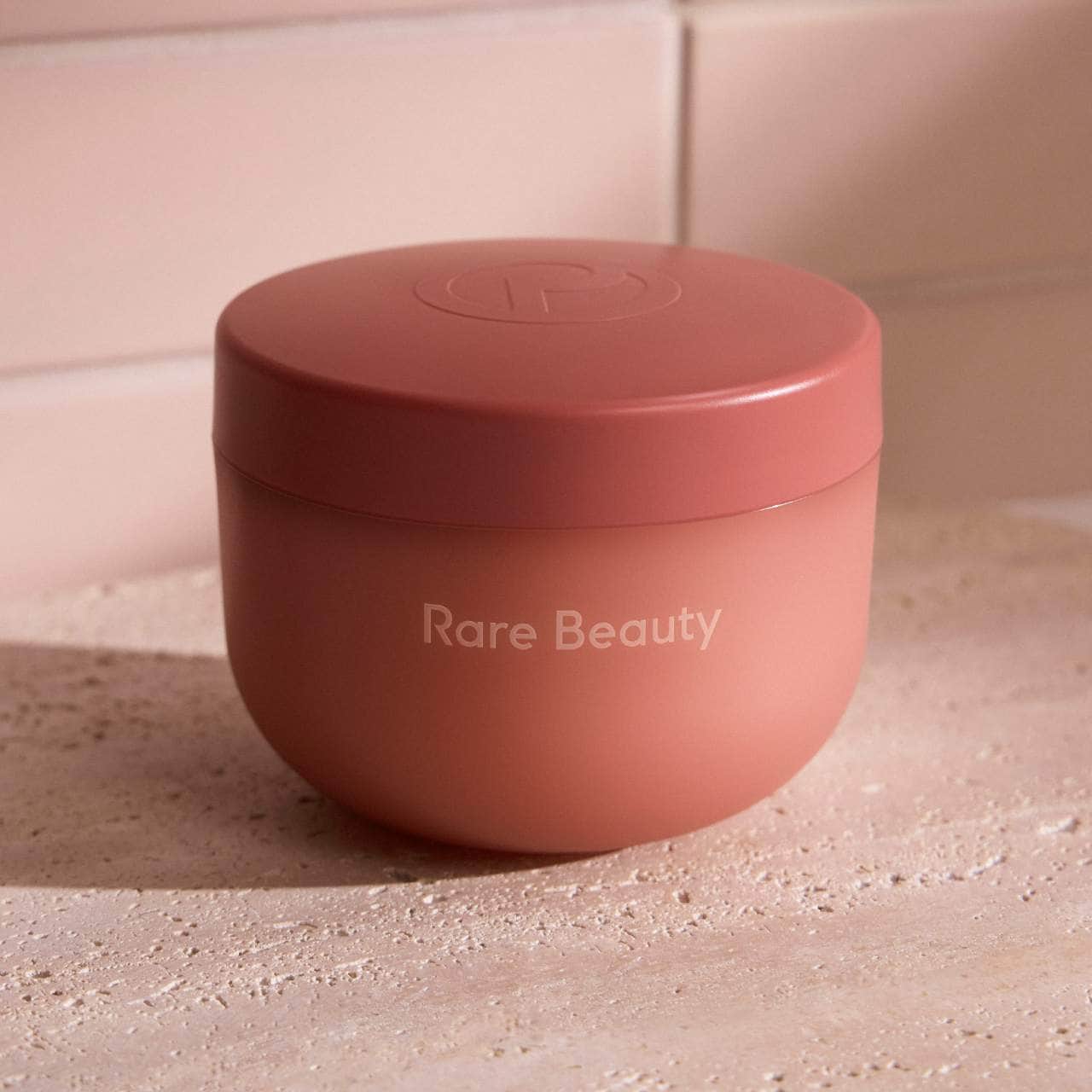 Encuentre comodidad: crema corporal hinchable Awaken Confidence con ácido hialurónico — Rare Beauty by Selena Gomez