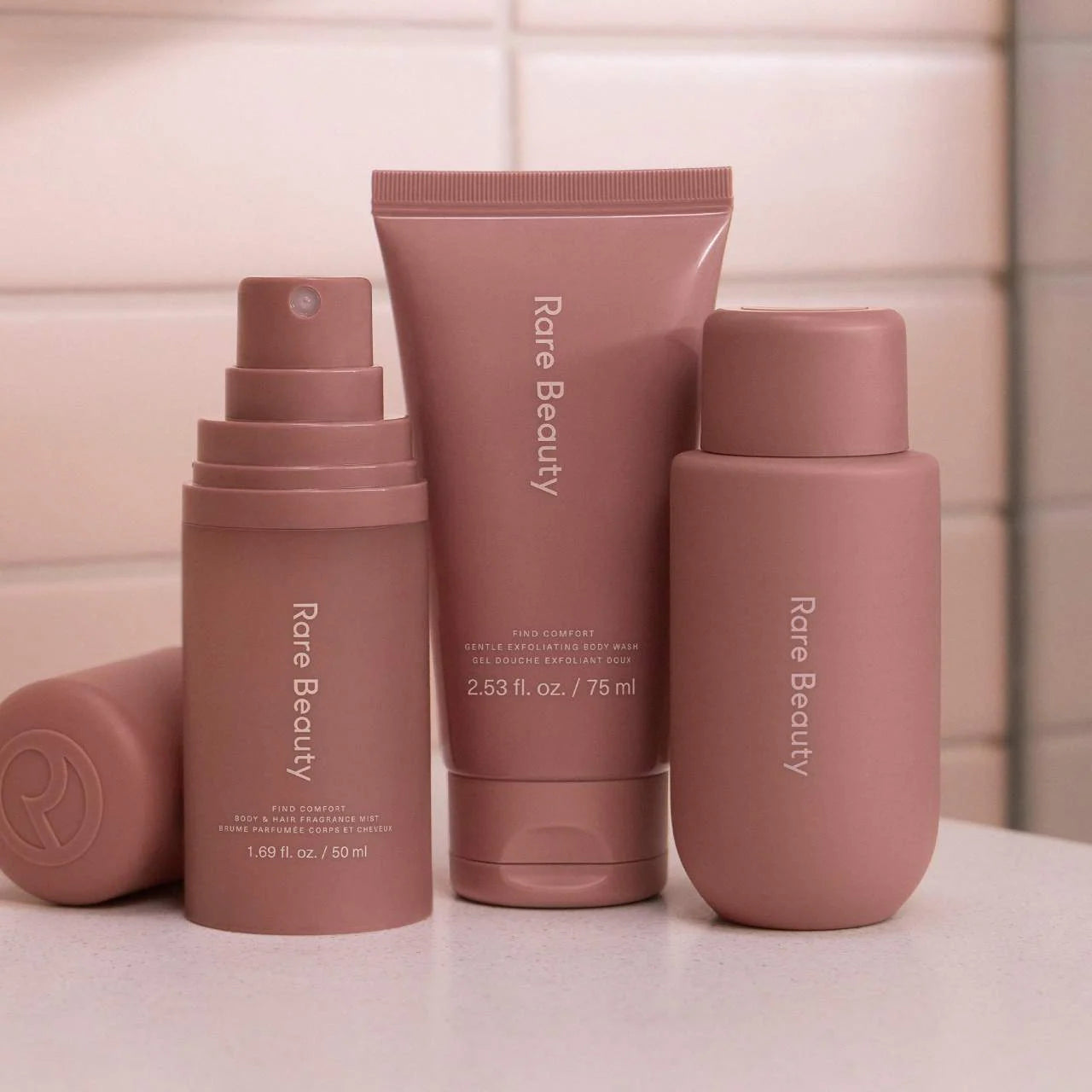 Find Comfort Gel de baño exfoliante suave con jalea Konjac — Rare Beauty by Selena Gomez
