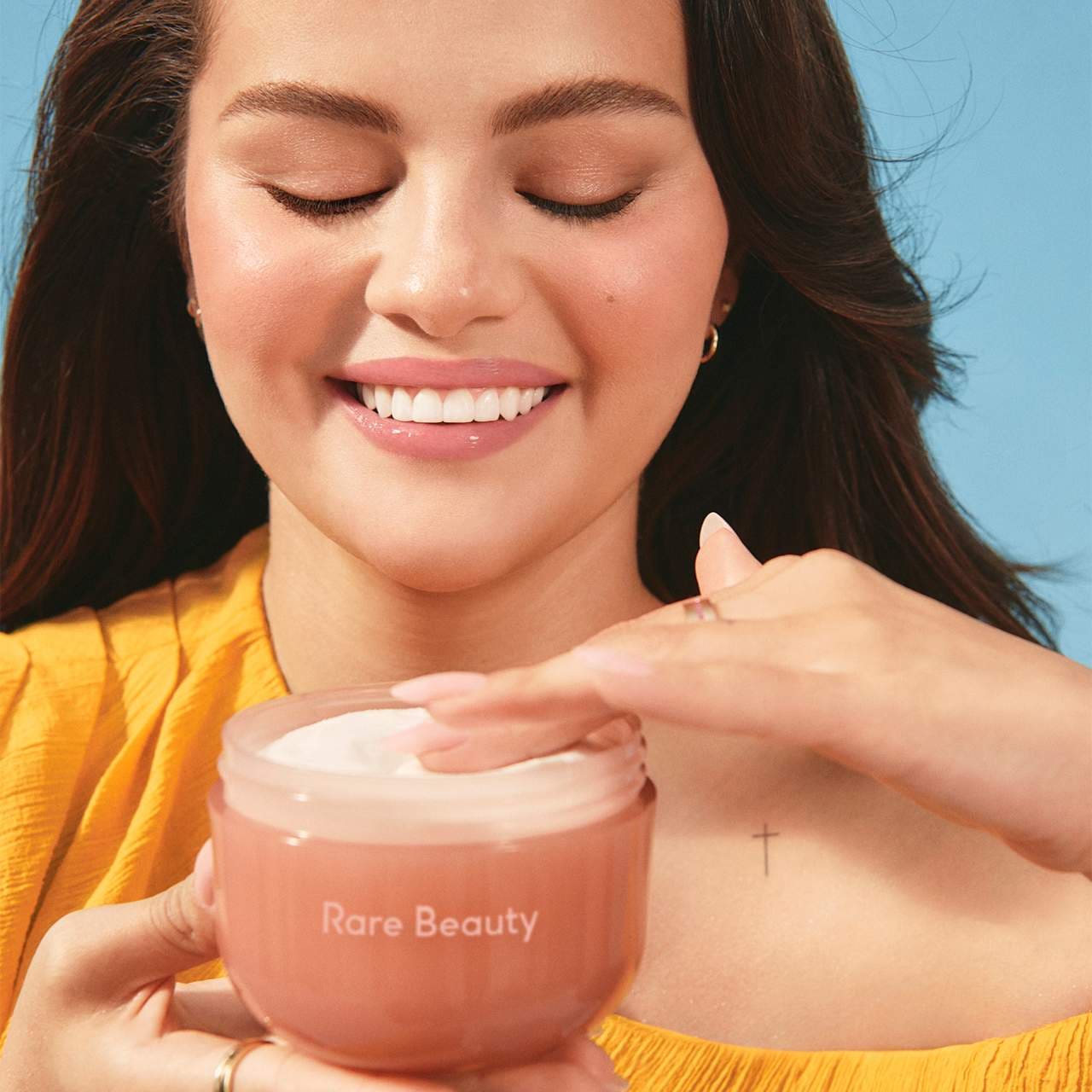 Encuentre comodidad: crema corporal hinchable Awaken Confidence con ácido hialurónico — Rare Beauty by Selena Gomez