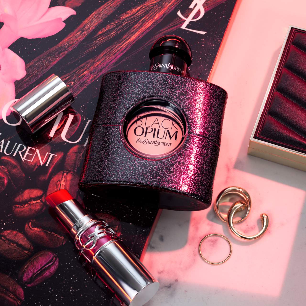 Black Opium Eau de Parfum con café y flores blancas — Yves Saint Laurent