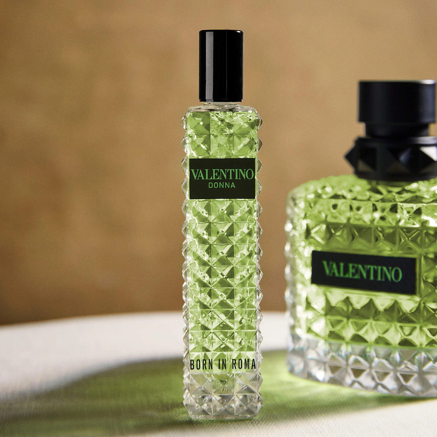 Donna Born in Roma Green Stravaganza Eau de Parfum Spray de viaje con acorde de vainilla y té — Valentino