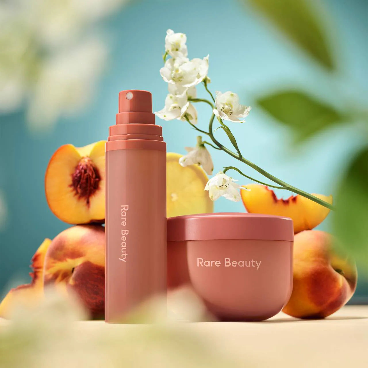 Encuentre comodidad: crema corporal hinchable Awaken Confidence con ácido hialurónico — Rare Beauty by Selena Gomez