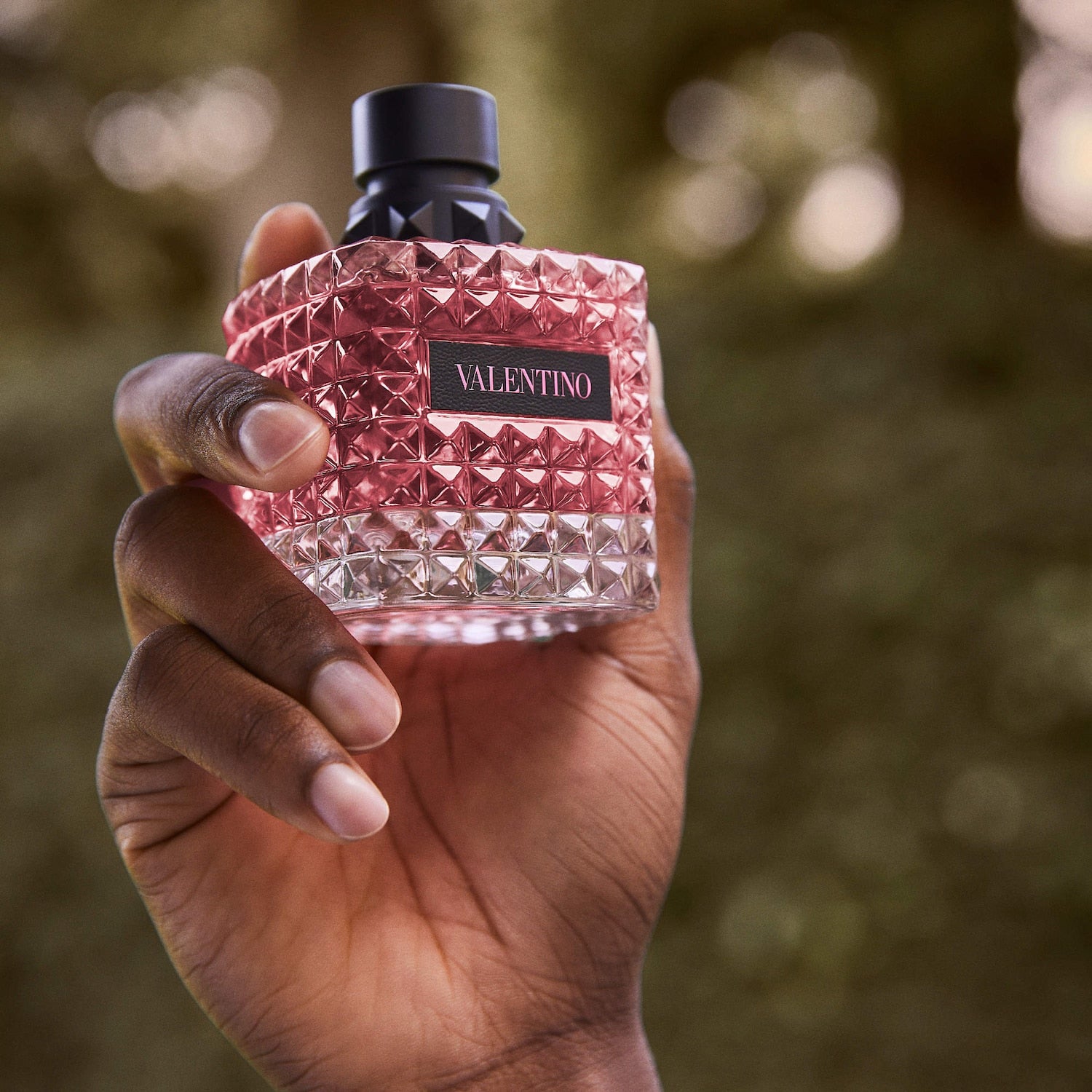Donna Born In Roma Eau de Parfum Spray de viaje con vainilla Bourbon y jazmín — Valentino
