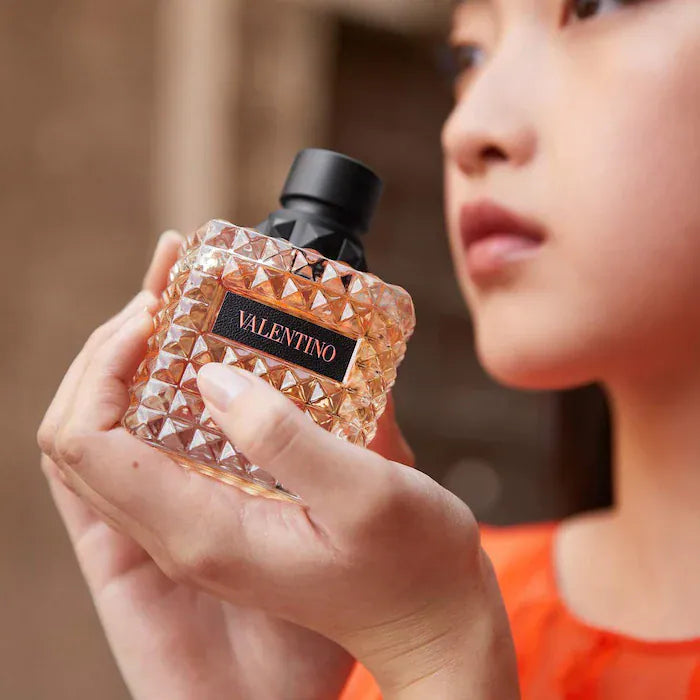 Born in Roma Coral Fantasy Eau de Parfum Spray de viaje con rosa y naranja — Valentino