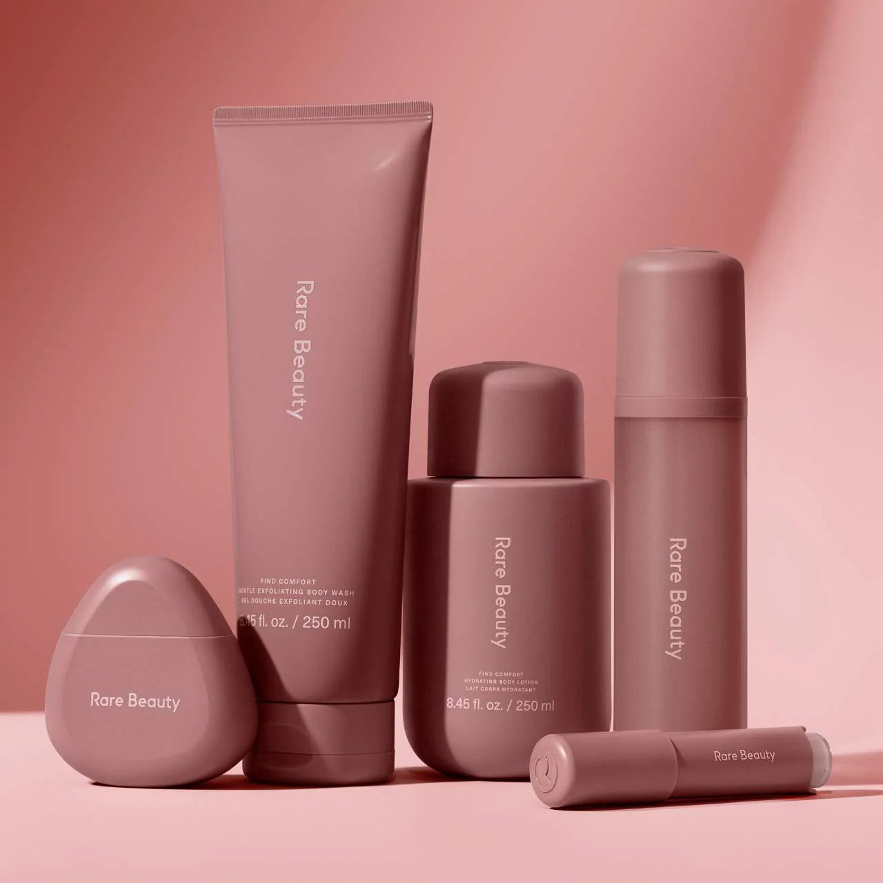 Find Comfort Gel de baño exfoliante suave con jalea Konjac — Rare Beauty by Selena Gomez